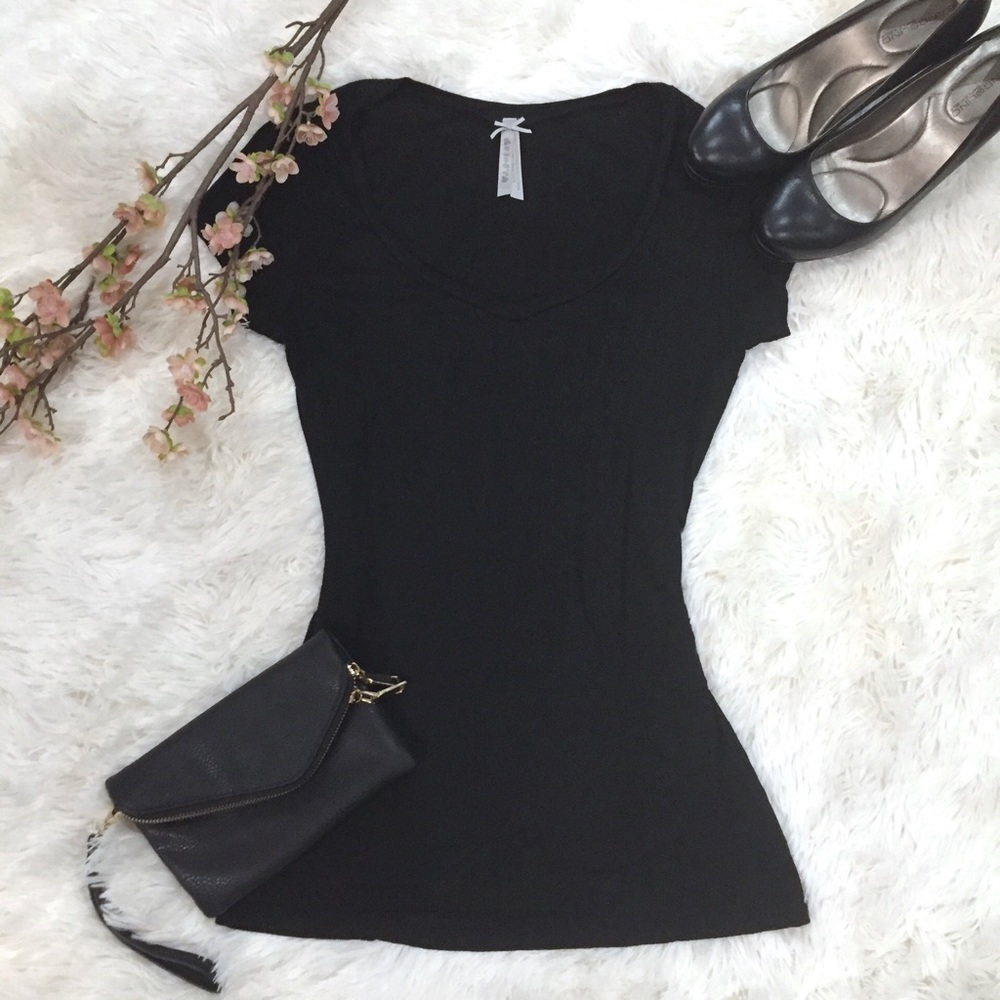 🔴 Basic Black V-Neck Tee Francesca’s Boutique